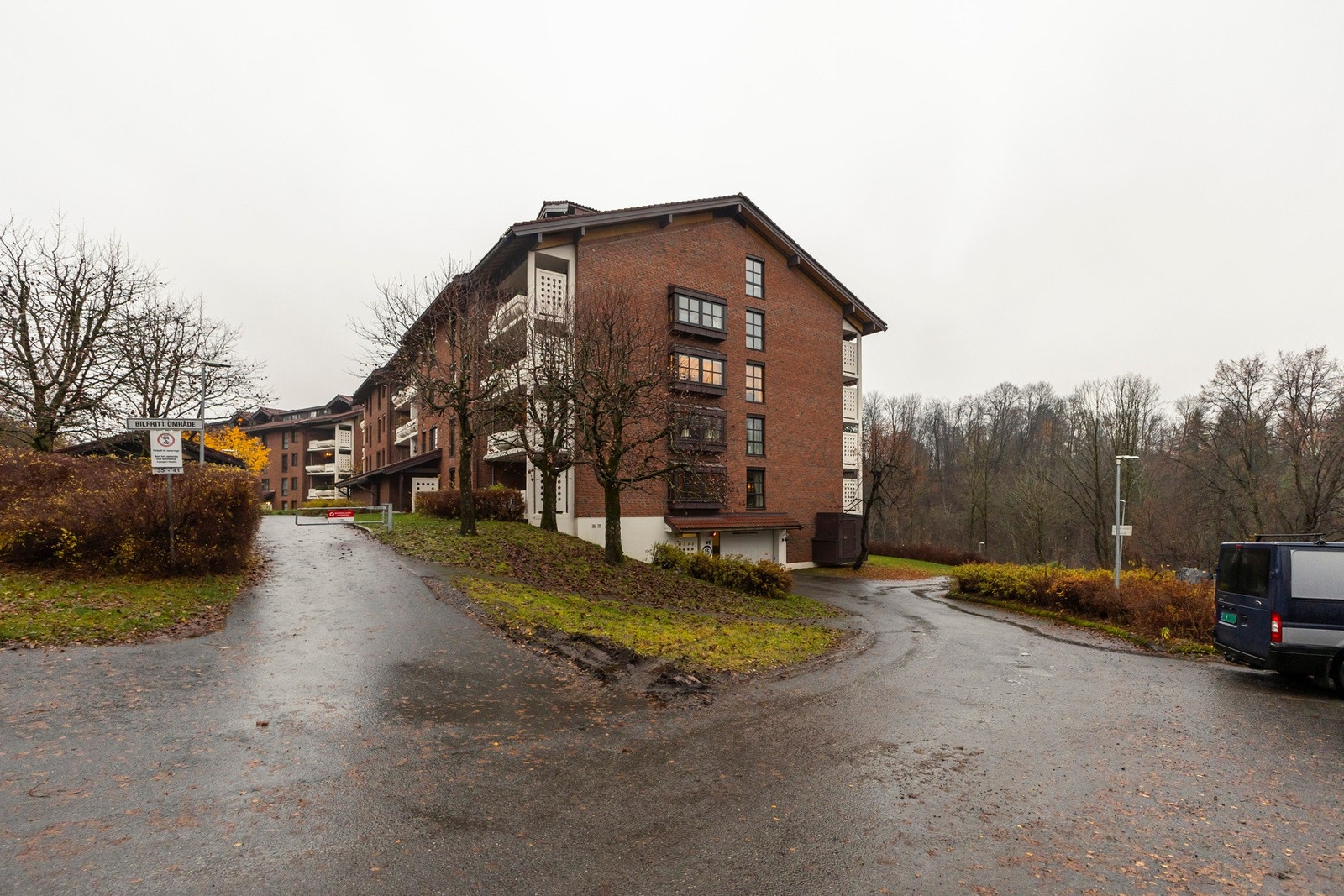 Godt med gjesteparkering både ute og under tak. Galleribilde