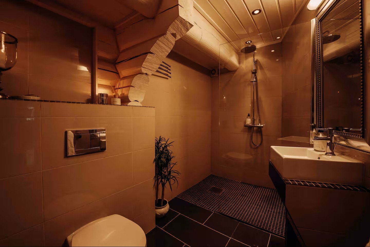 Bad innredet med toalett, dusj og servant. Galleribilde