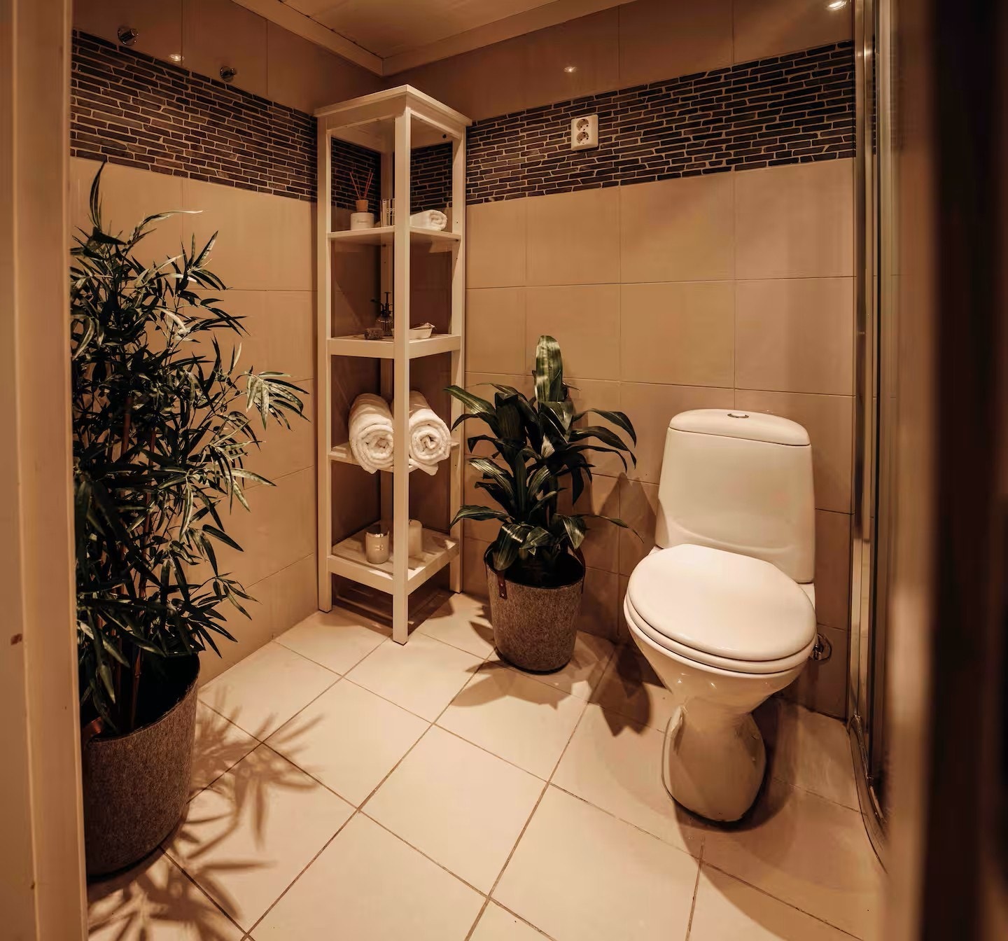 Bad innredet med toalett, servant og dusj. Galleribilde