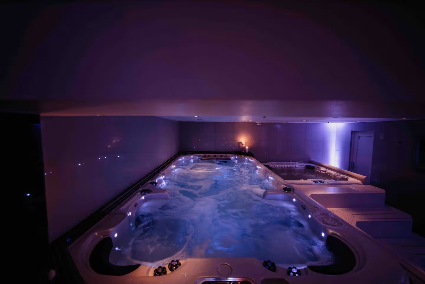 Kjeller er innredet med basseng, kjøkken og 4 rom innredet med sengeplasser m.m. Vi gjør oppmerksom på at byggesøkte tegninger ikke stemmer med dagens bruk. Se tilstandsrapport. Galleribilde