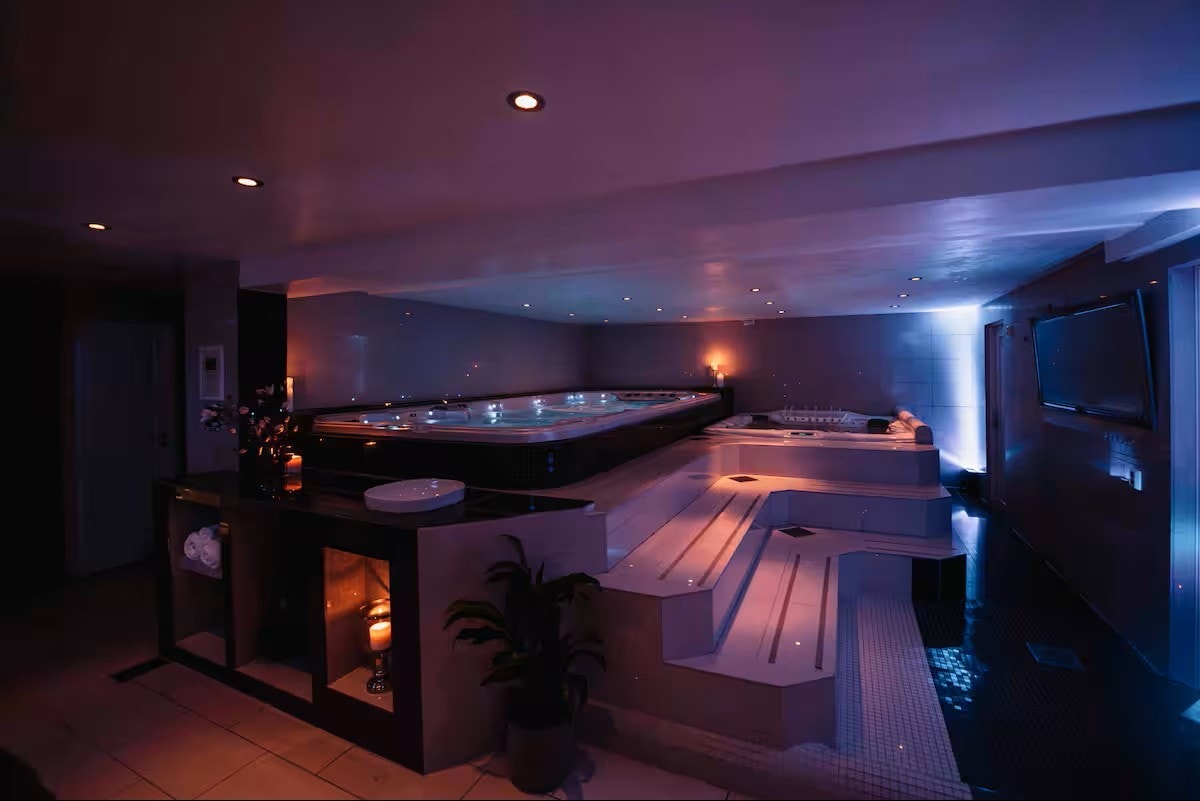 Sparom innredet med boblebad og motsrømsbasseng Galleribilde