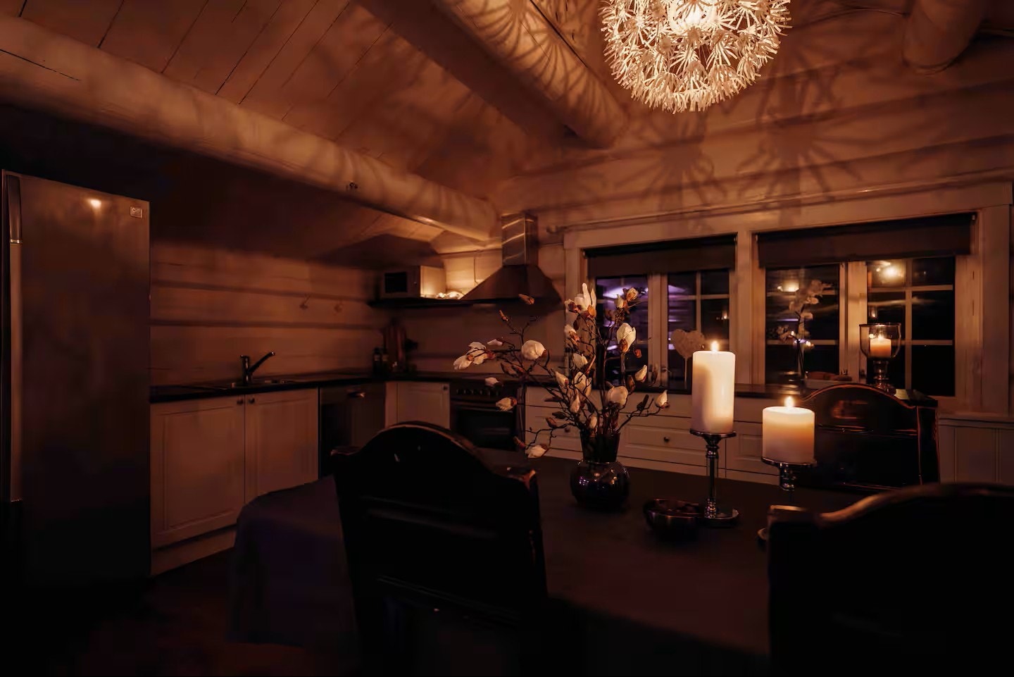 Loftsetasje med åpen stue og kjøkken løsning Galleribilde