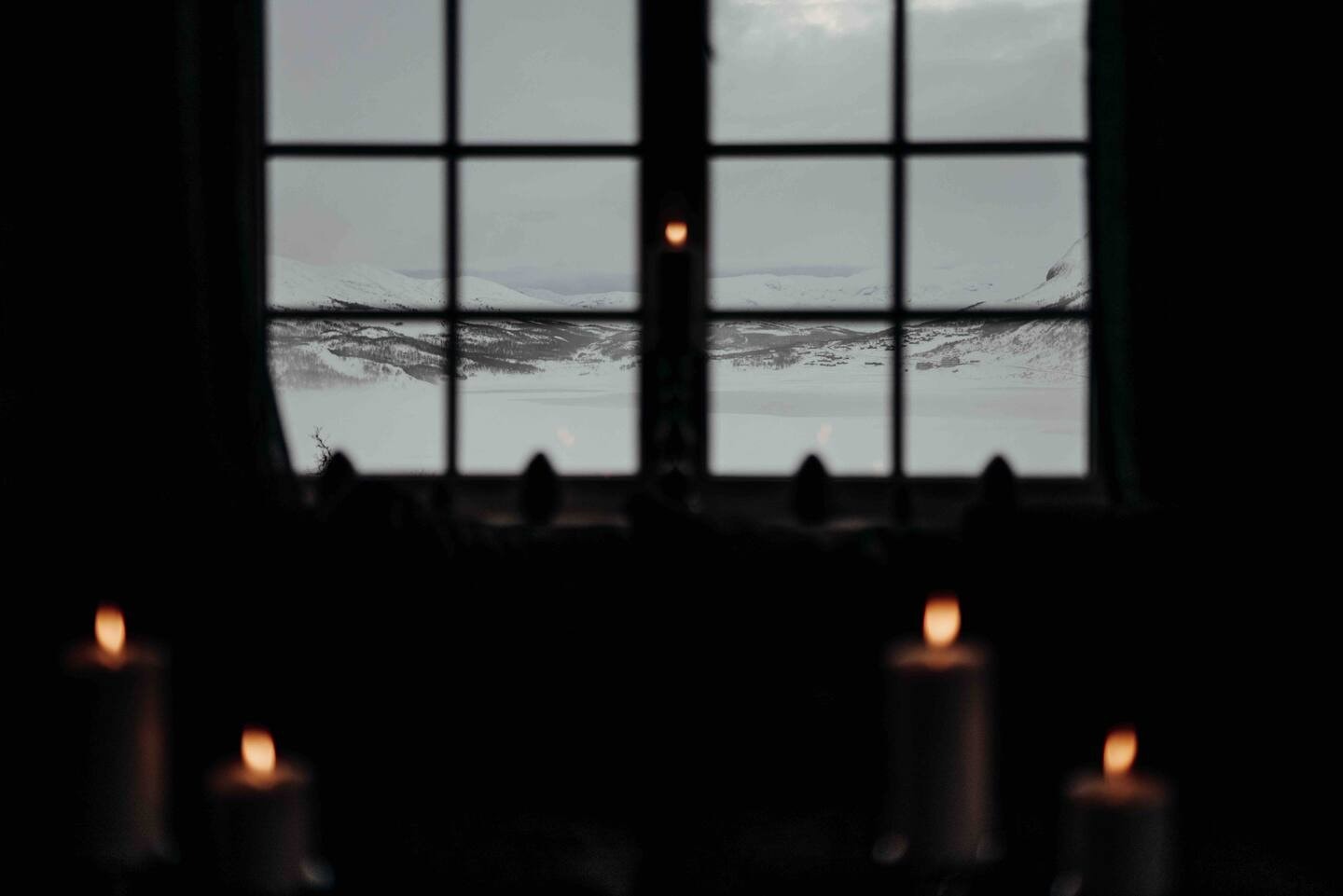 Her kan man nyte utsikten mot fjellheimen Galleribilde