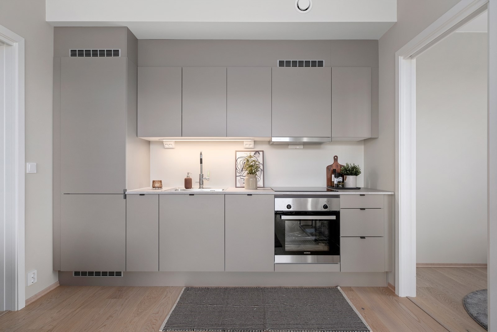 Pent og moderne kjøkken fra HTH med Siemens hvitevarer. Galleribilde