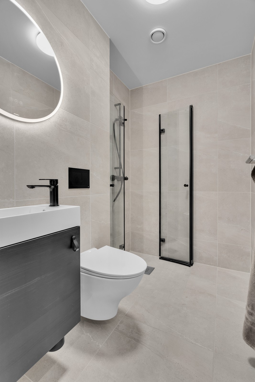 Bad nr 2 med inngang fra gangen- Innredet med servant m/underskap, dusjhjørne og vegghengt toalett Galleribilde