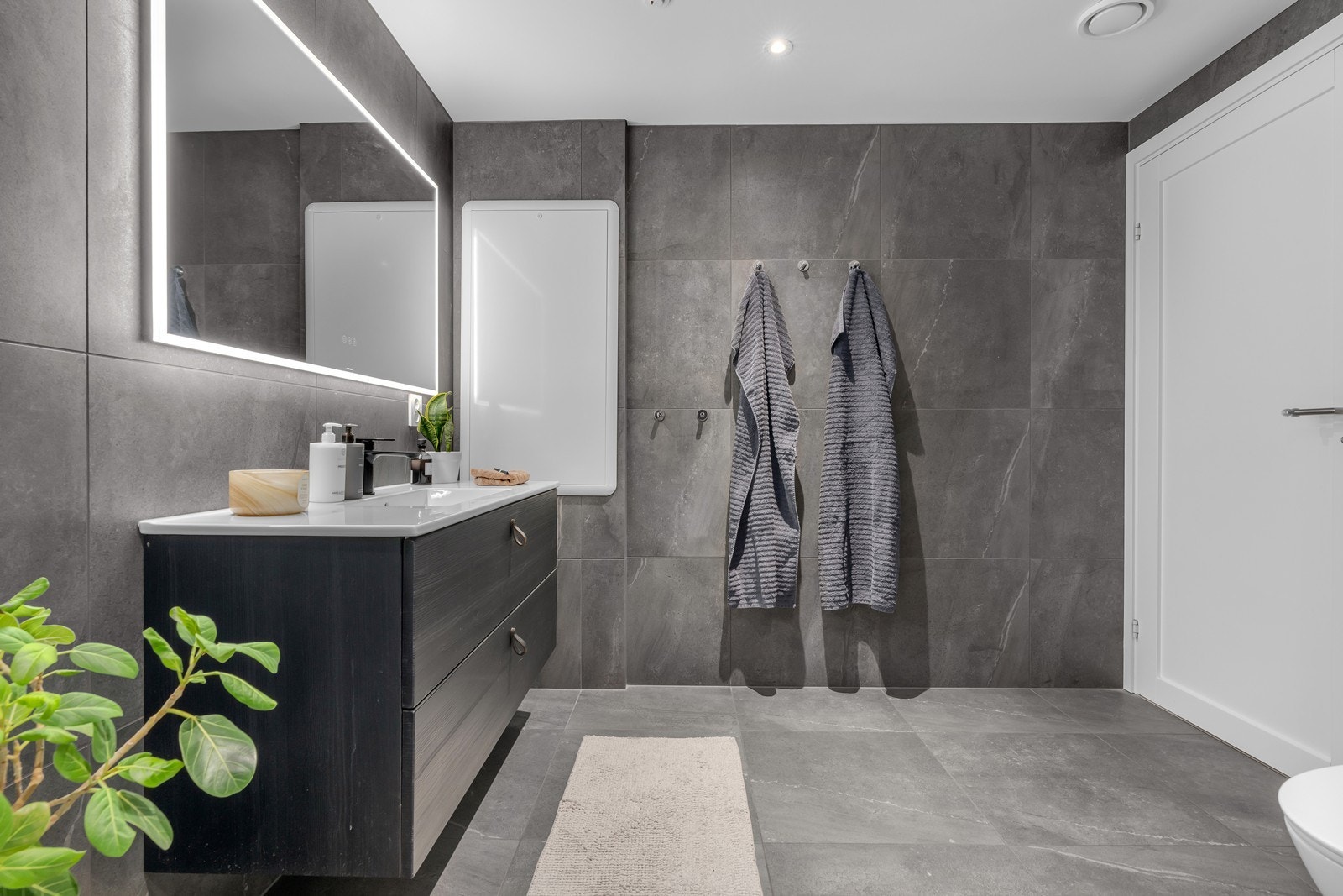 Bad med inngang fra hovedsoverom. Galleribilde