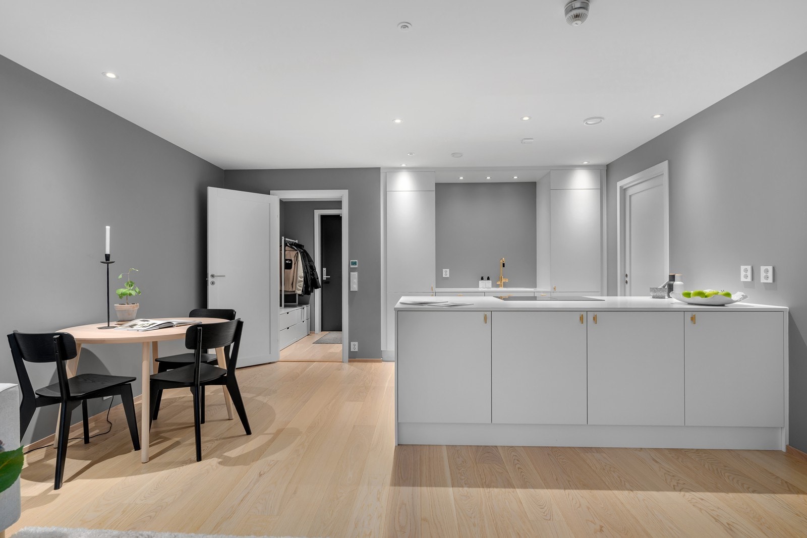 Leiligheten er oppgradert fra opprinnelig leveranse - og er svært pen og gjennomført i alle ledd. Kjøkken fra Strai kjøkken som har godt med skapplass og stor øy Galleribilde