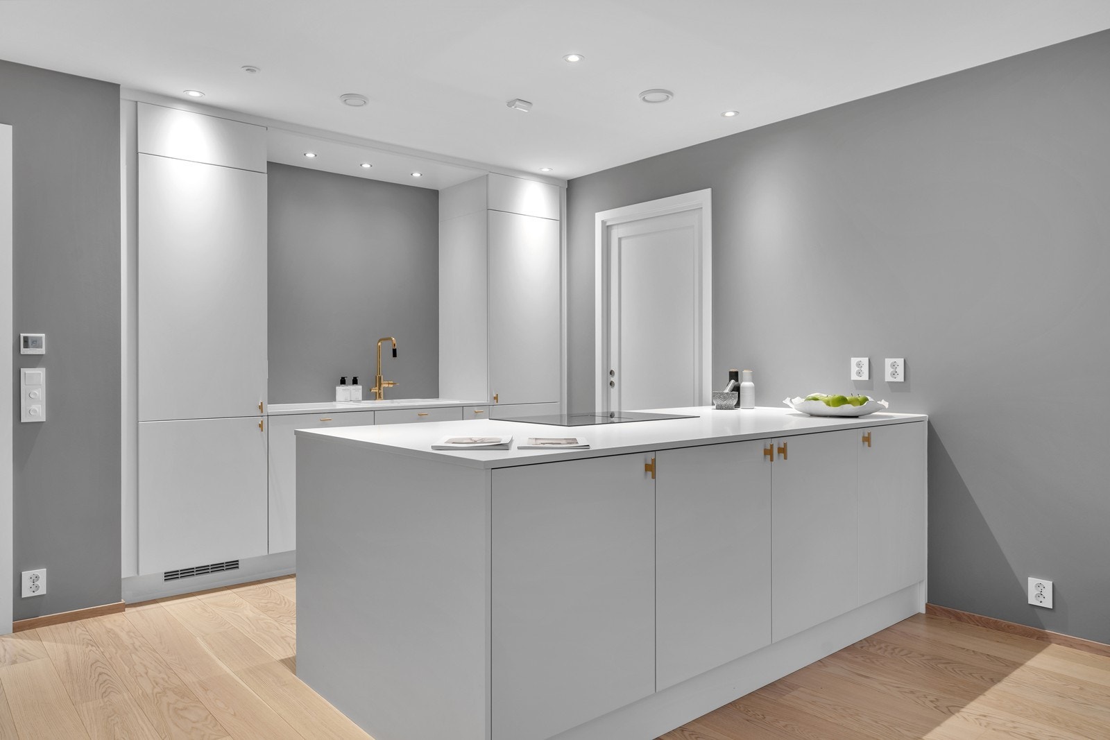 Lekkert og oppgradert kjøkken med integrerte hvitevarer og god skap - og benkeplass Galleribilde