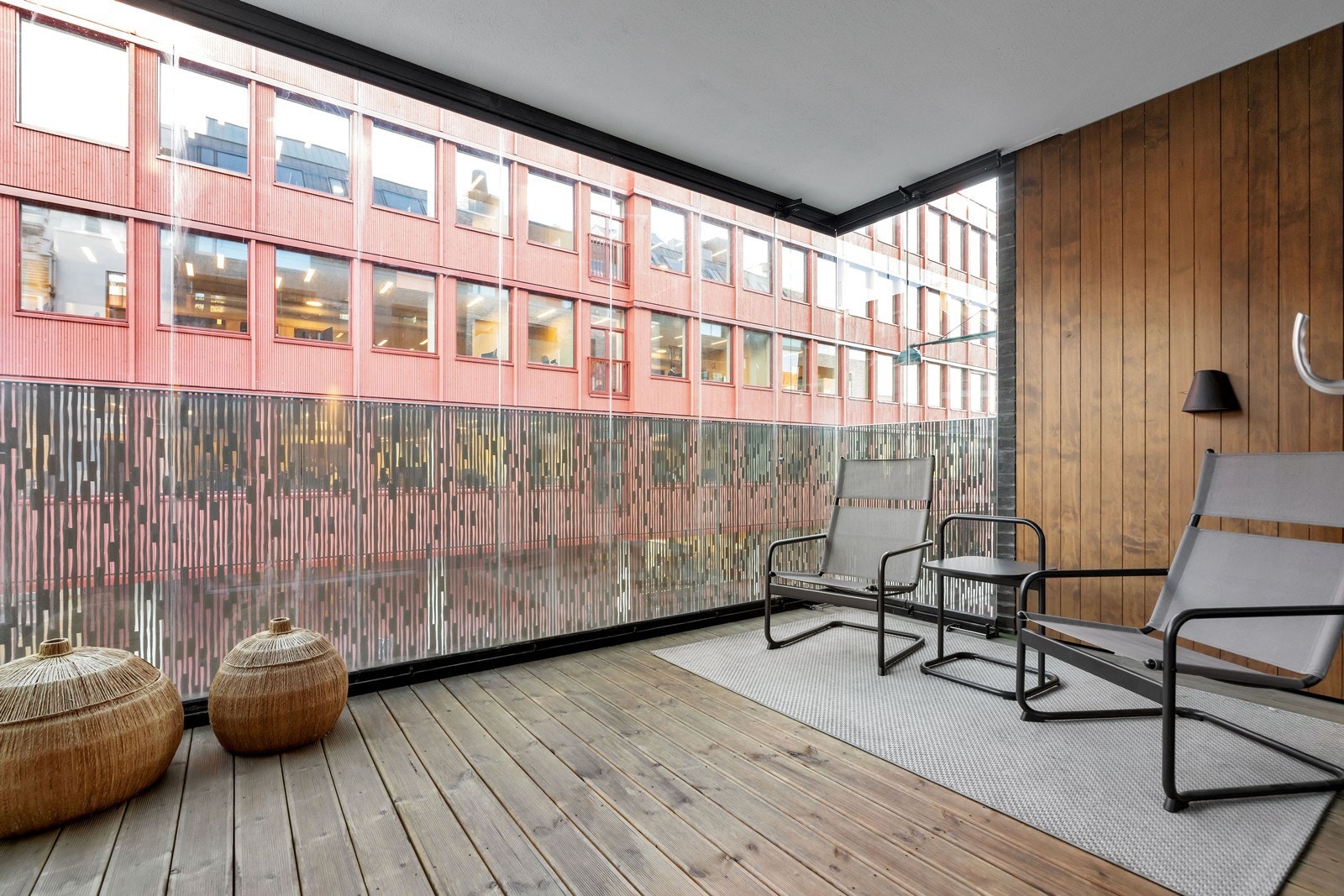 Stor innglasset balkong hvor du sitter du lunt, tørt og godt fra vår til høst! Galleribilde