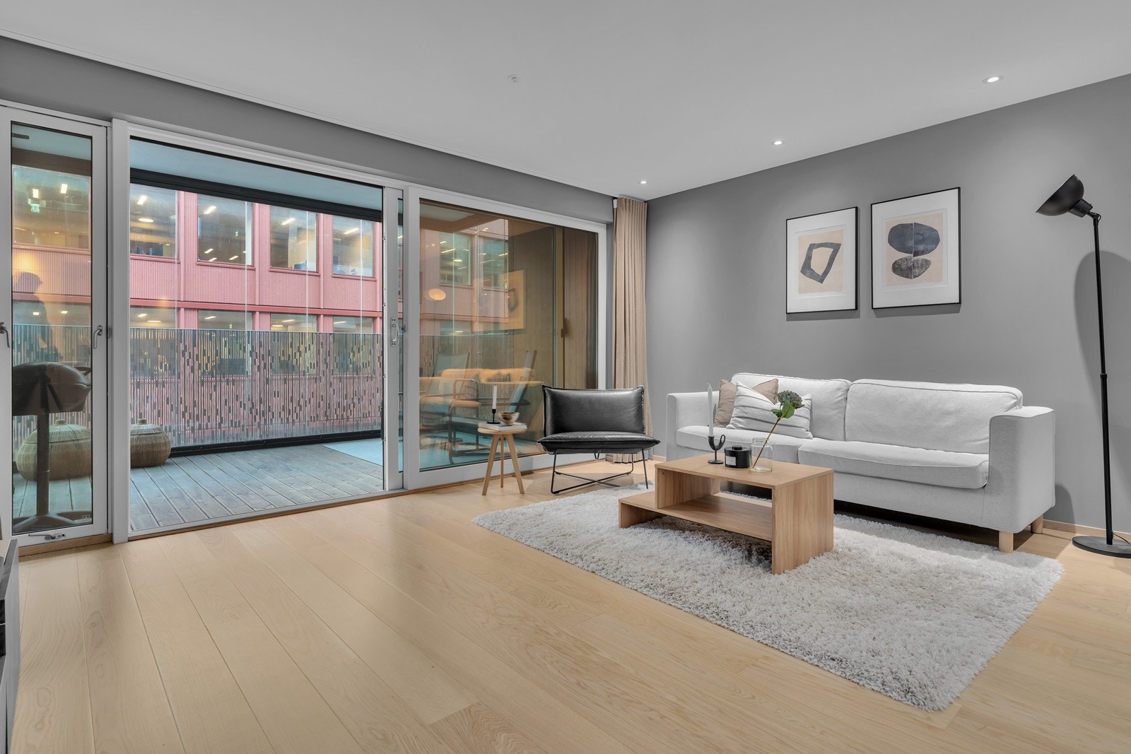 Leiligheten har en romslig stue med skyvedør ut til innglasset balkong Galleribilde