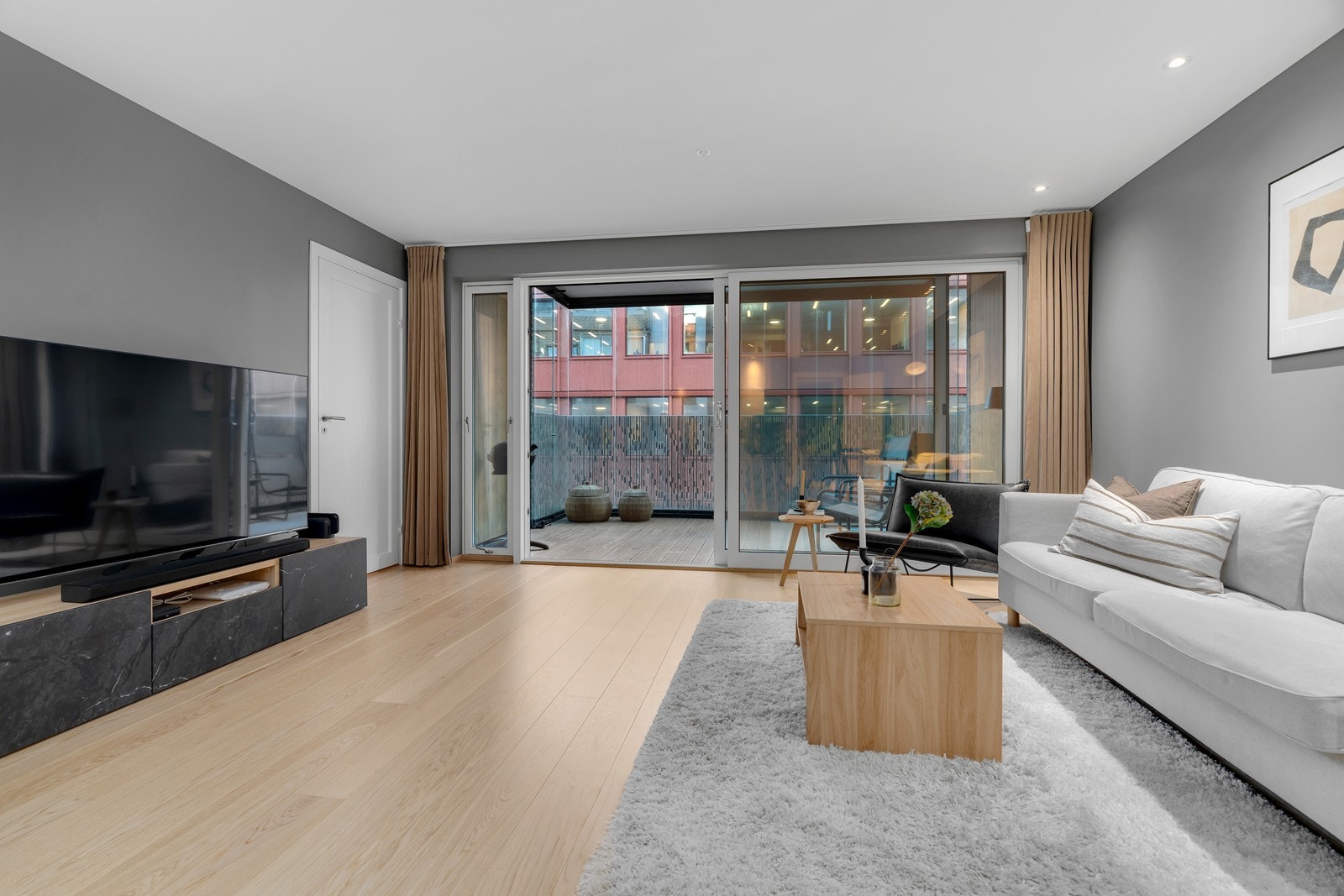 I stuen er det god plass til sofagruppe med tilhørende møblement Galleribilde