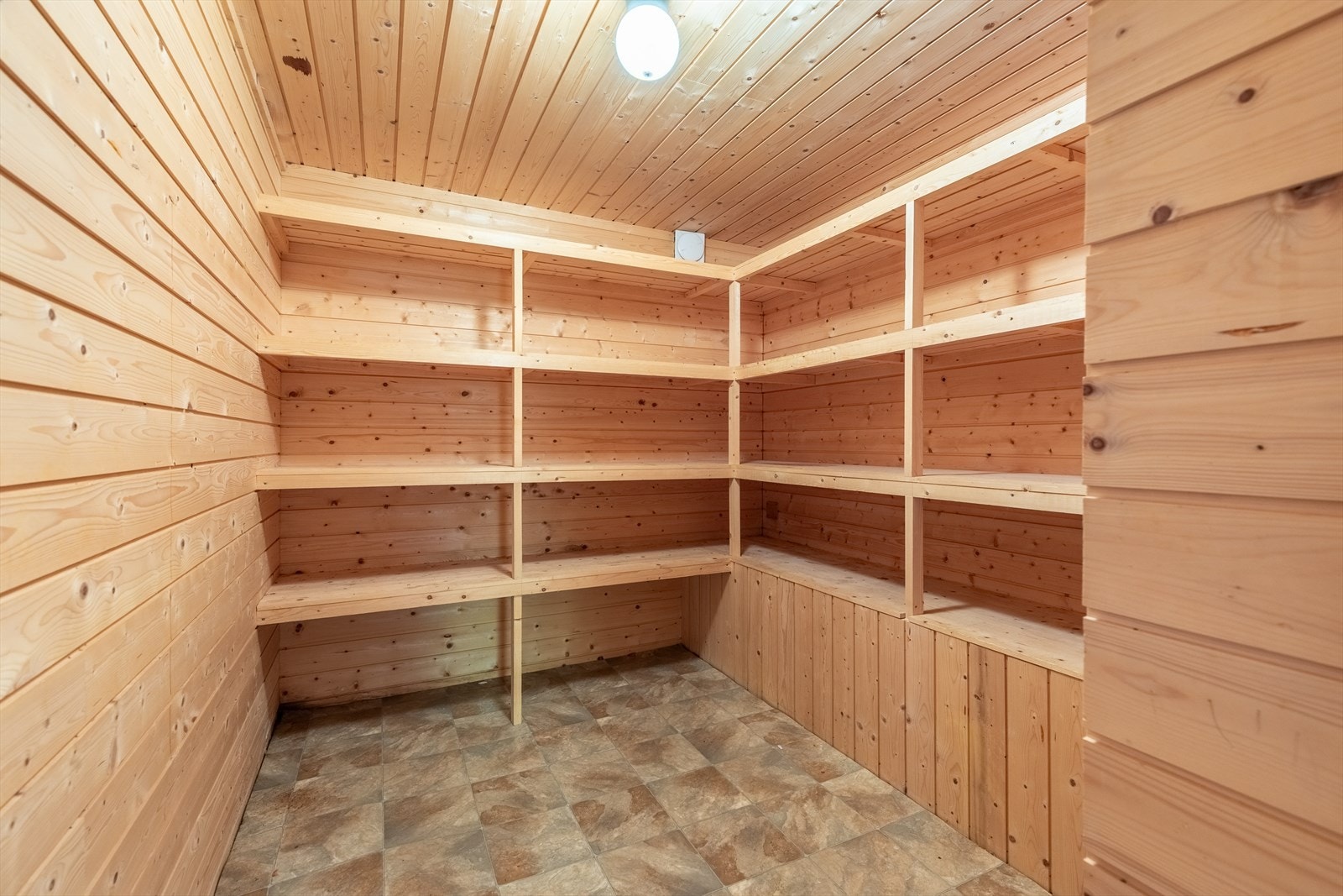 Innvendig bod med smarte hylleløsninger. Galleribilde