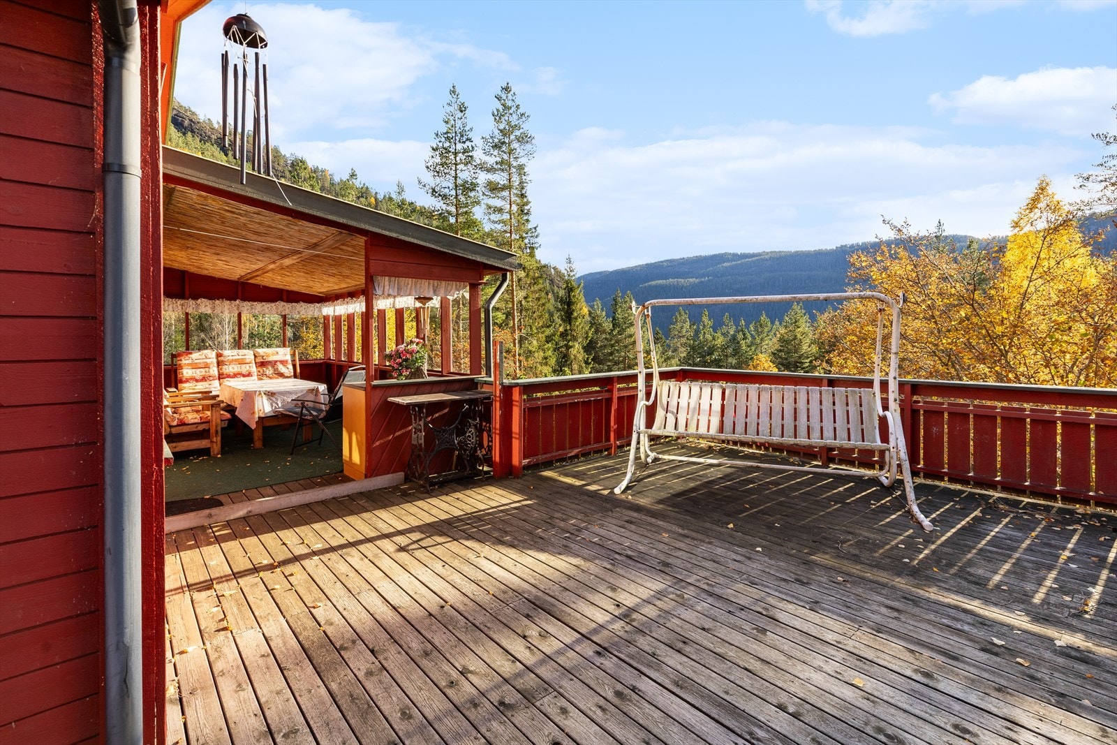 Romslig terrasse med god plass til sittegruppe Galleribilde