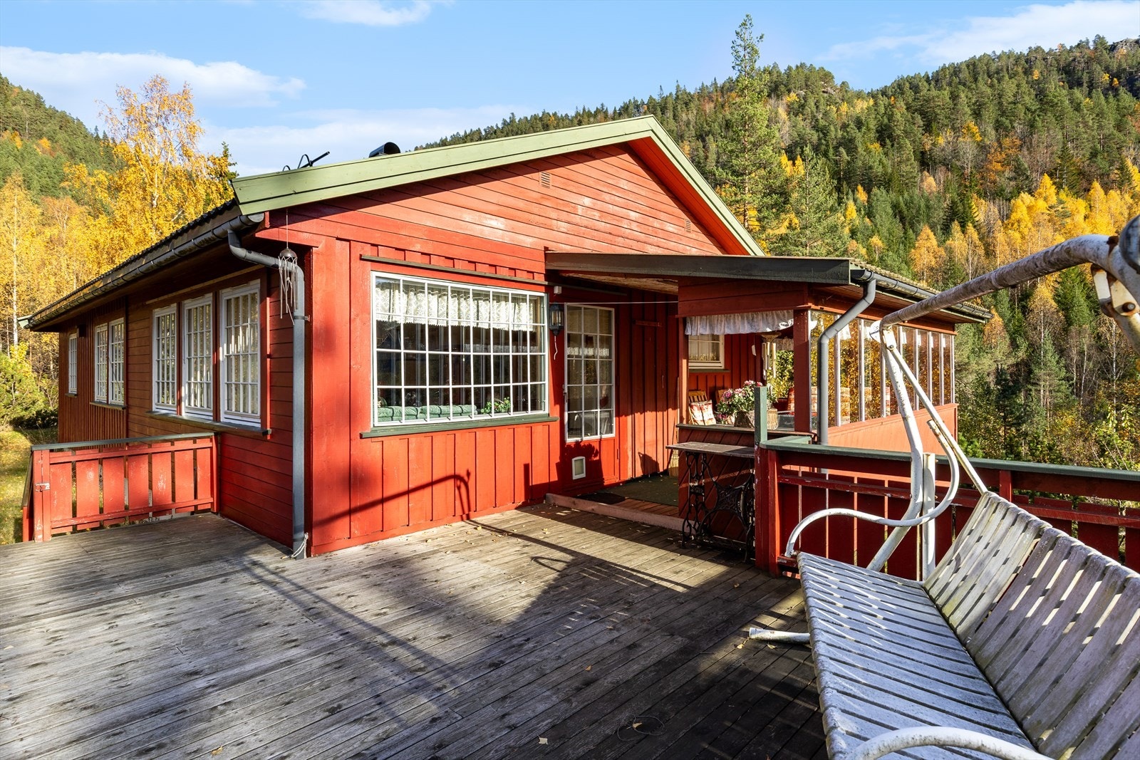 Stor terrasse med overbygget tak/hagestue. Galleribilde