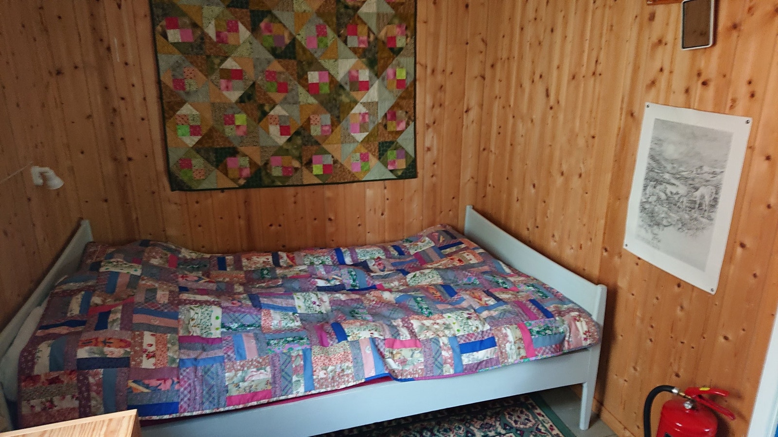 Seng i største soverom ved kjøkken Galleribilde