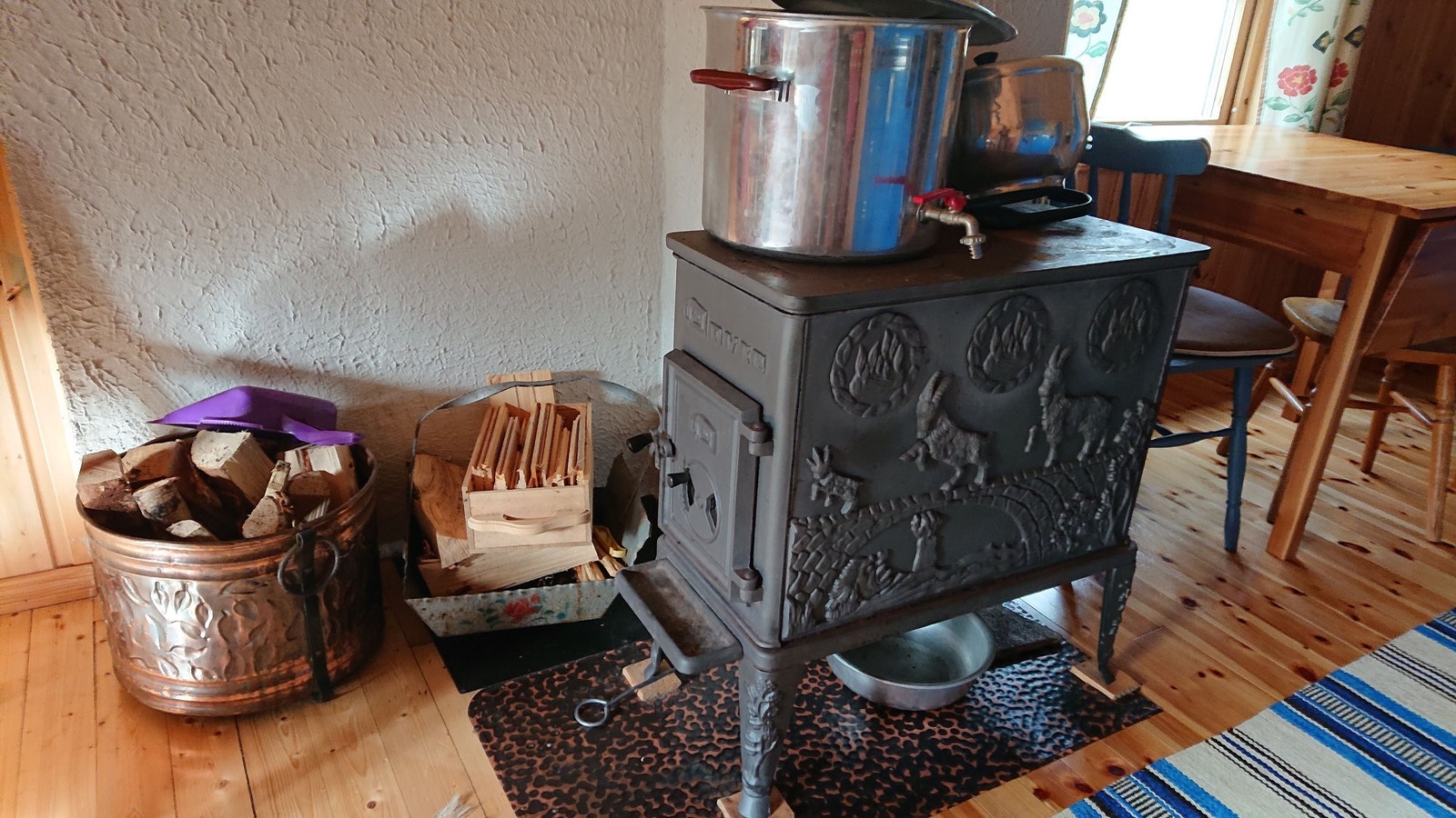 Vedovn gir varme til stue og kjøkken Galleribilde