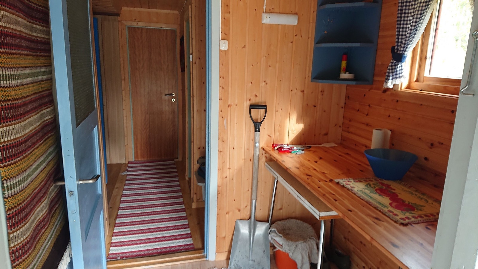 Gang i tilbygg sett fra inngangsdør. Galleribilde