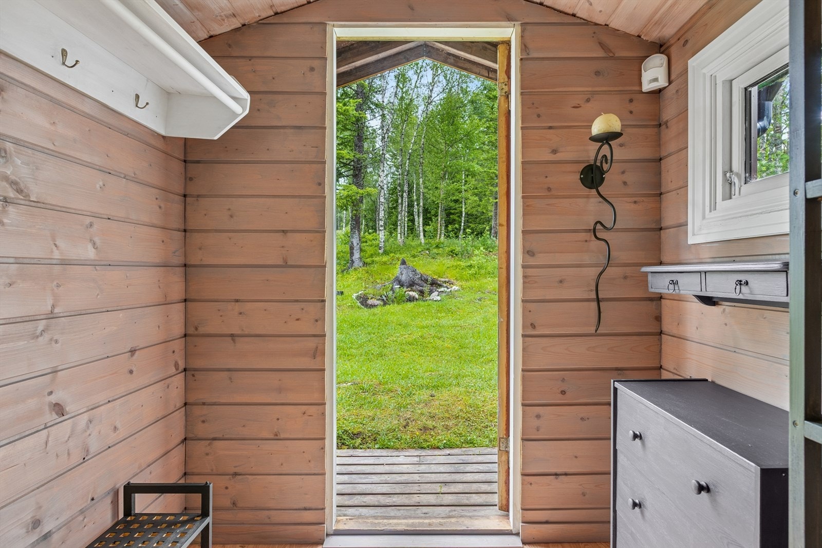 Gang/vindfang med plass til å henge fra seg jakker og klær. Galleribilde