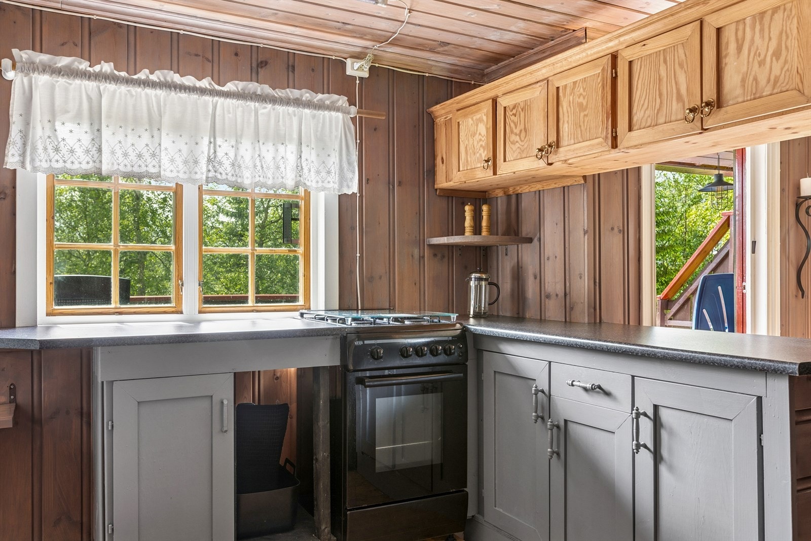 Som en forlengelse av stuen finner vi kjøkkenet med godt naturlig innlys. Galleribilde