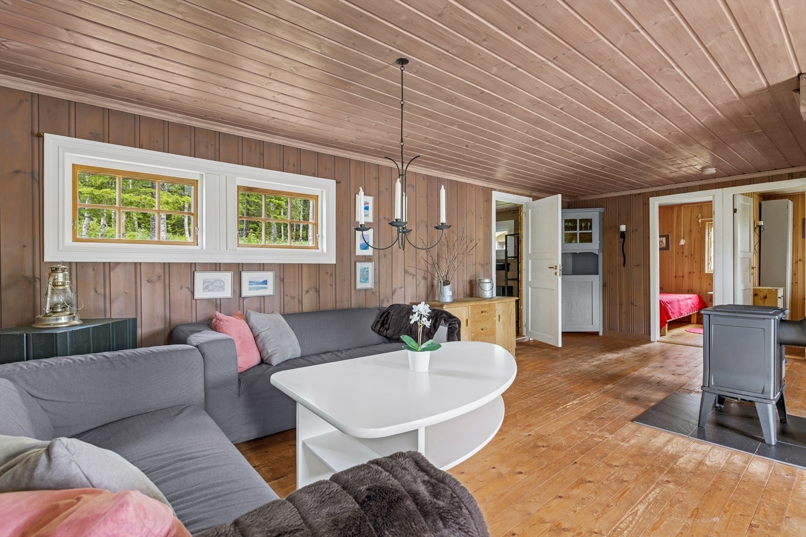 Åpen stue/kjøkken løsning på omtrent 30,5 kvm. Galleribilde