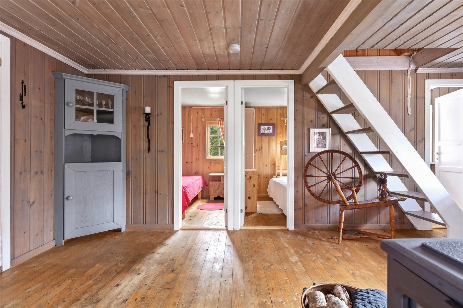 Stuen har god plass til sofagruppe, spisebord og annen ønsket møblering. Galleribilde