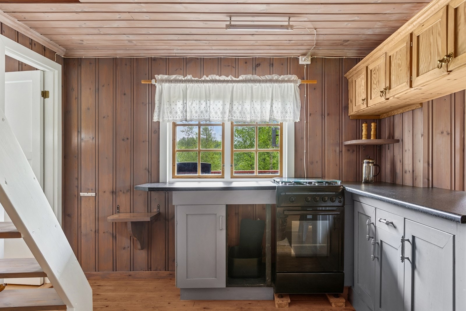 Her er det god benkplass og godt med lagringsplass i overskap og skuffer. Galleribilde