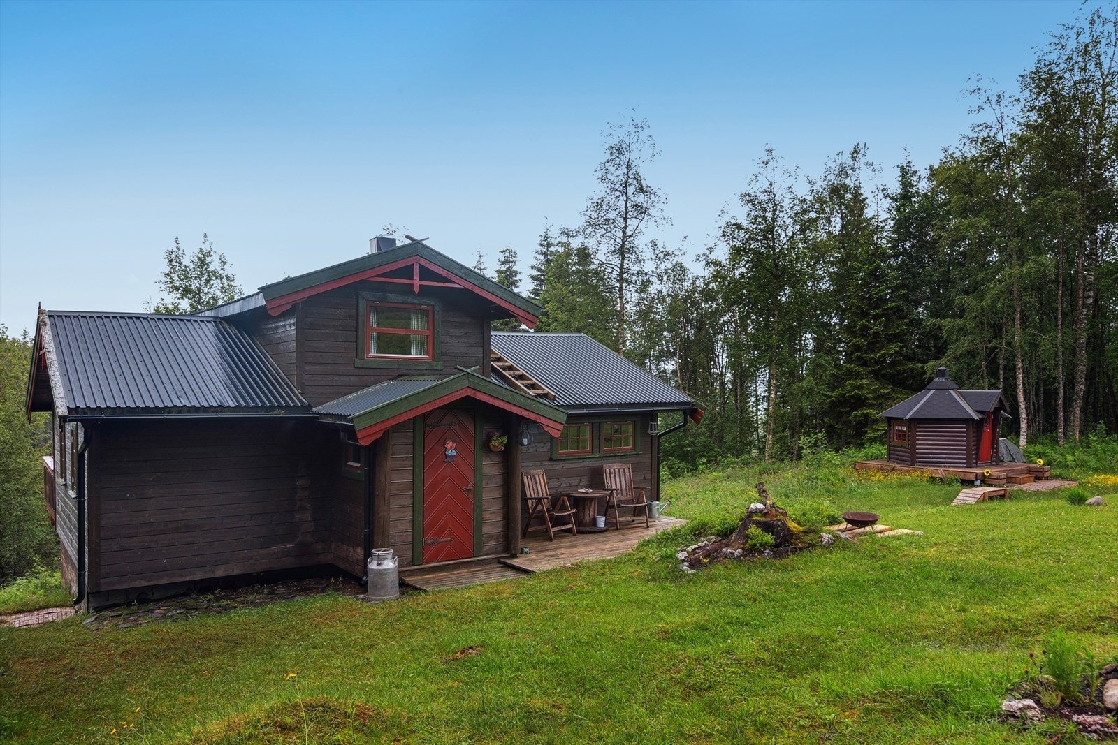 Koselig hytte med solrik tomt og pent opparbeidet uteområde Galleribilde