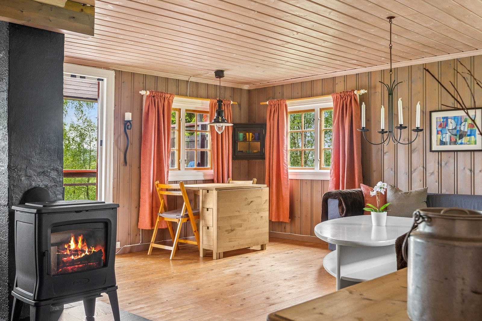 Lun og romslig stue med vedovn og utgang til stor balkong. Galleribilde