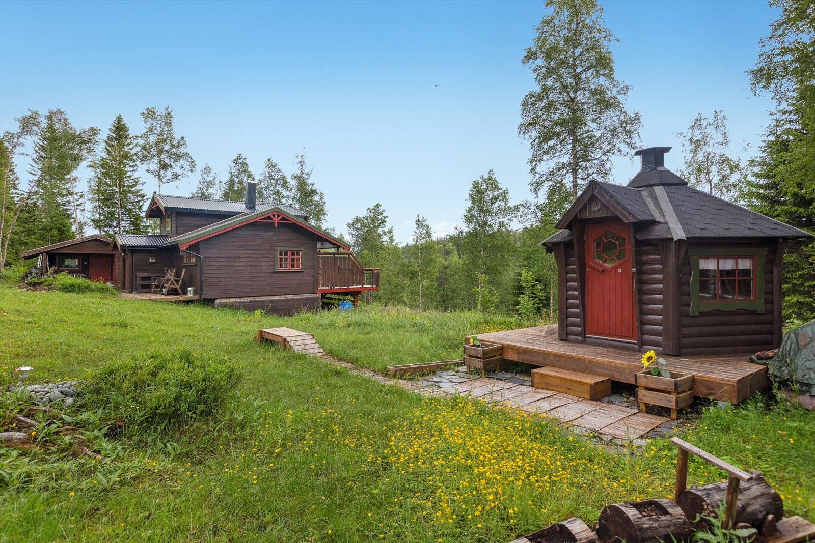 Fra den solrike eiendommen er det mange fine turmuligheter sommer -og vinter. Galleribilde