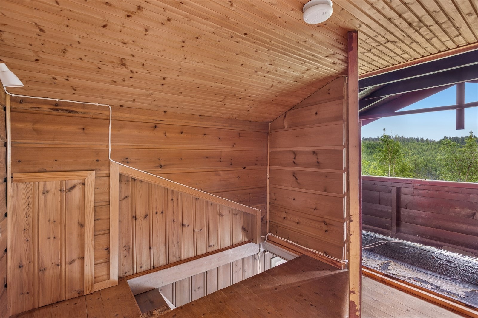 Rom på hems til lagring med utgang til liten balkong Galleribilde