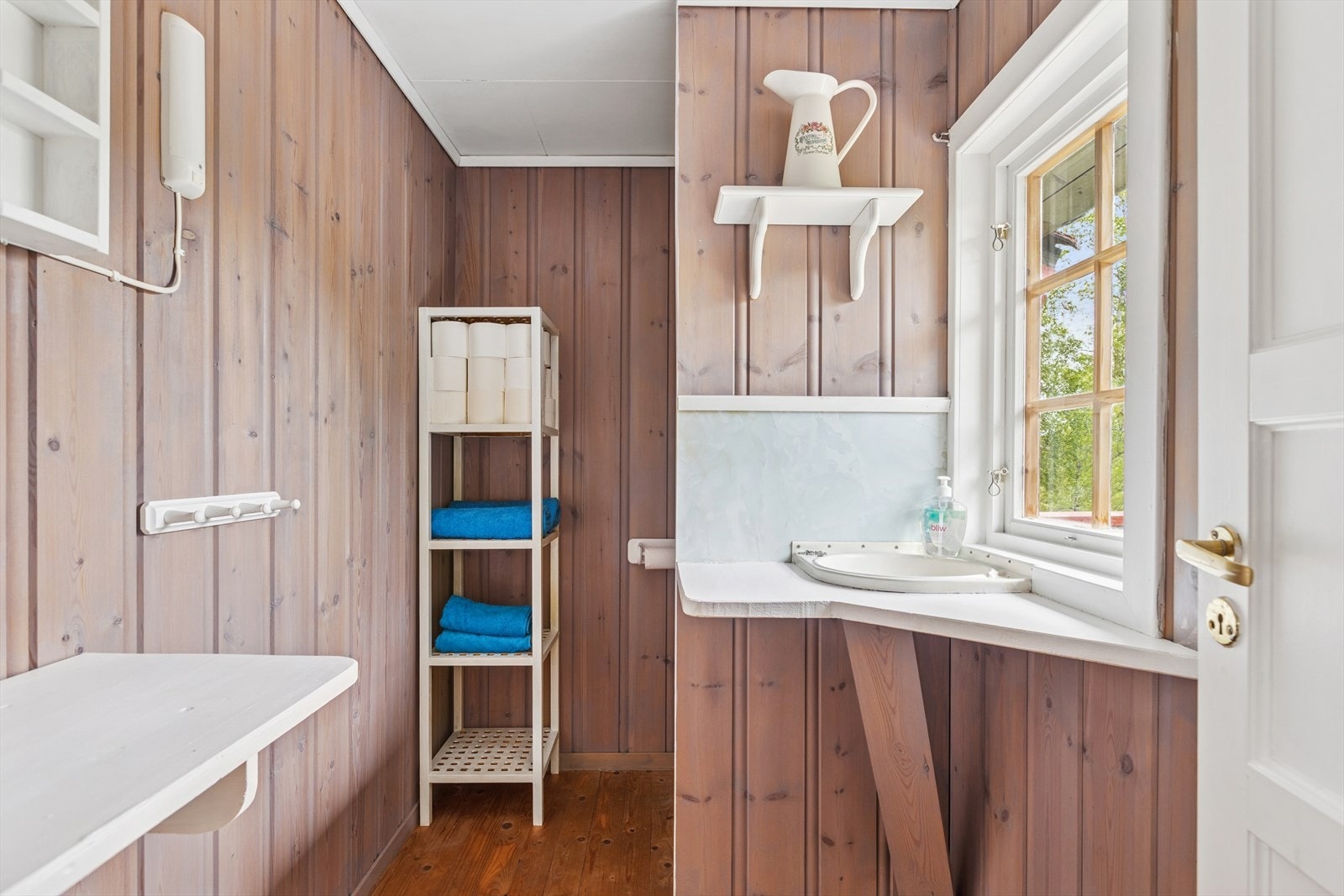 Praktisk baderom/stellerom som måler omtrent 3 kvm. Galleribilde