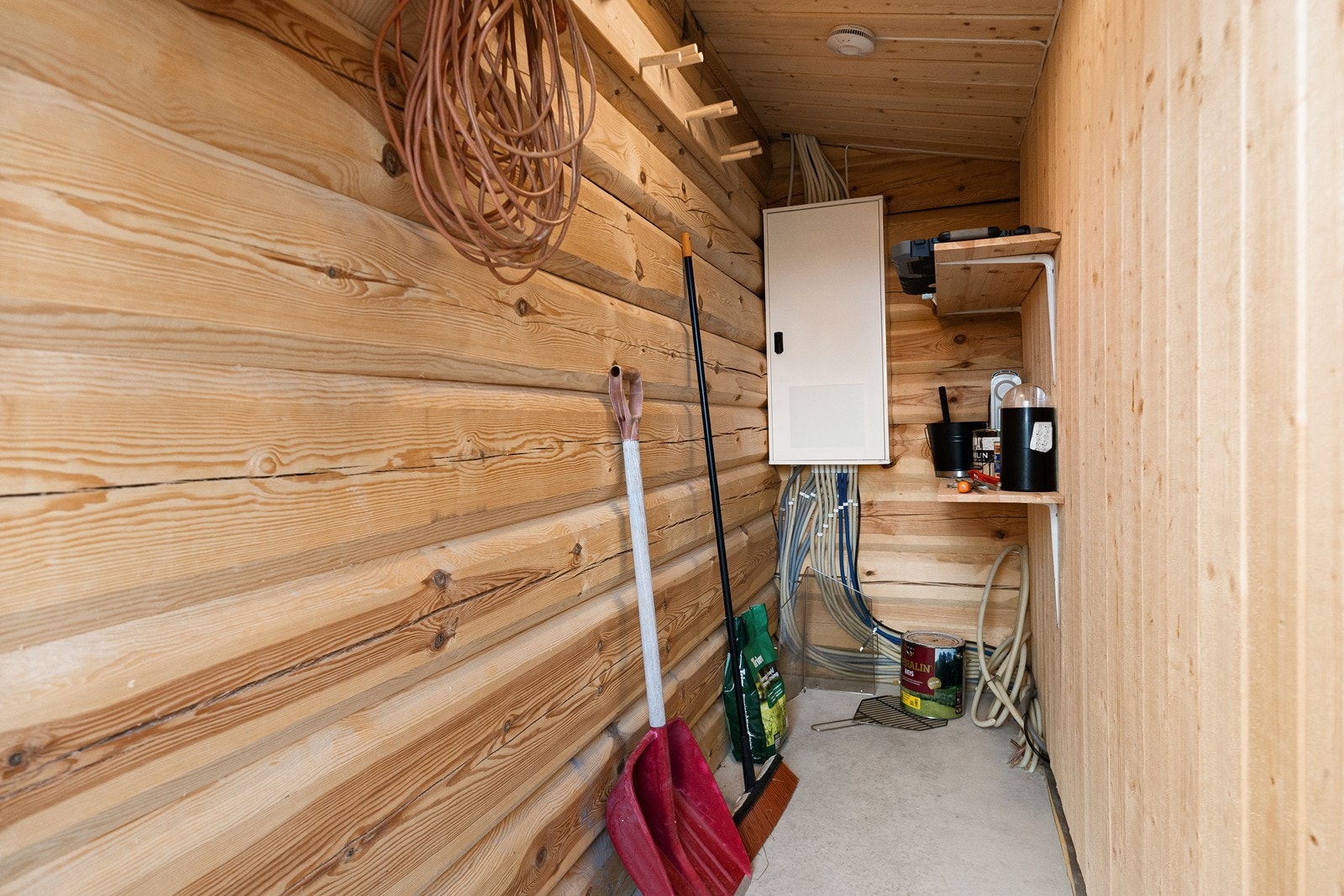 Utvendig bod med plass til skiutstyr og diverse Galleribilde