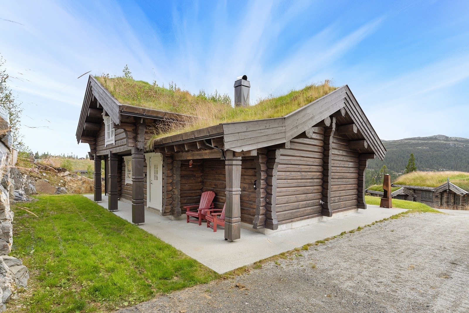 Det er gruset gårdsplass med plass til flere biloppstillingsplasser Galleribilde