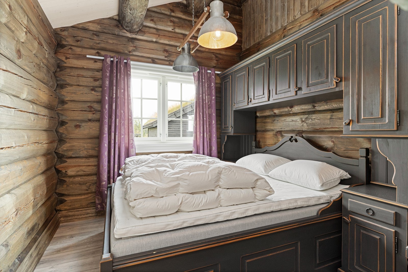 Hytta har tre soverom. Soverm nummer en med godt med skapplass. Galleribilde