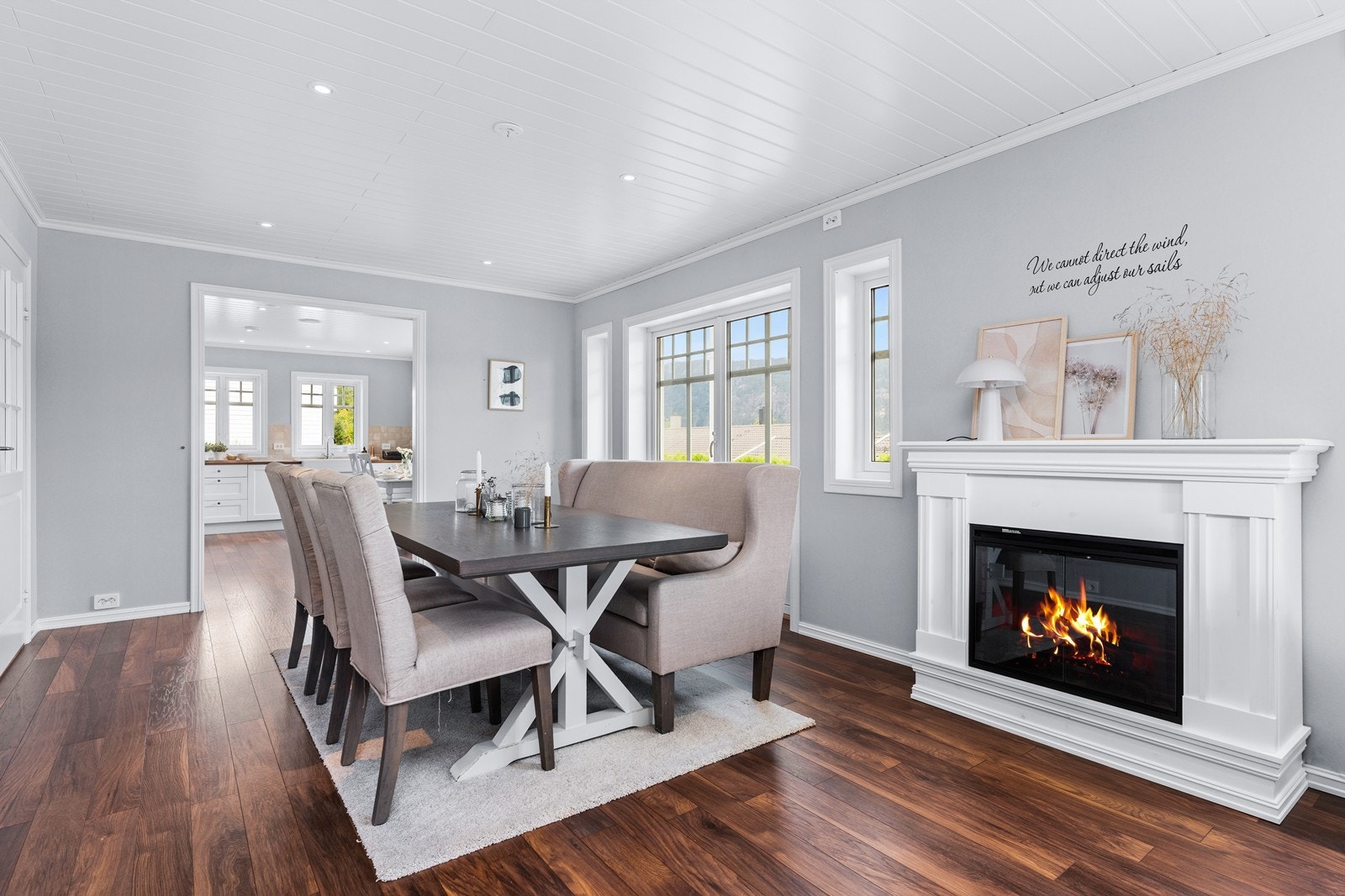 Det er åpent mot kjøkken og doble dører som tar deg ut til veranda/ steinbelagt uteområde Galleribilde