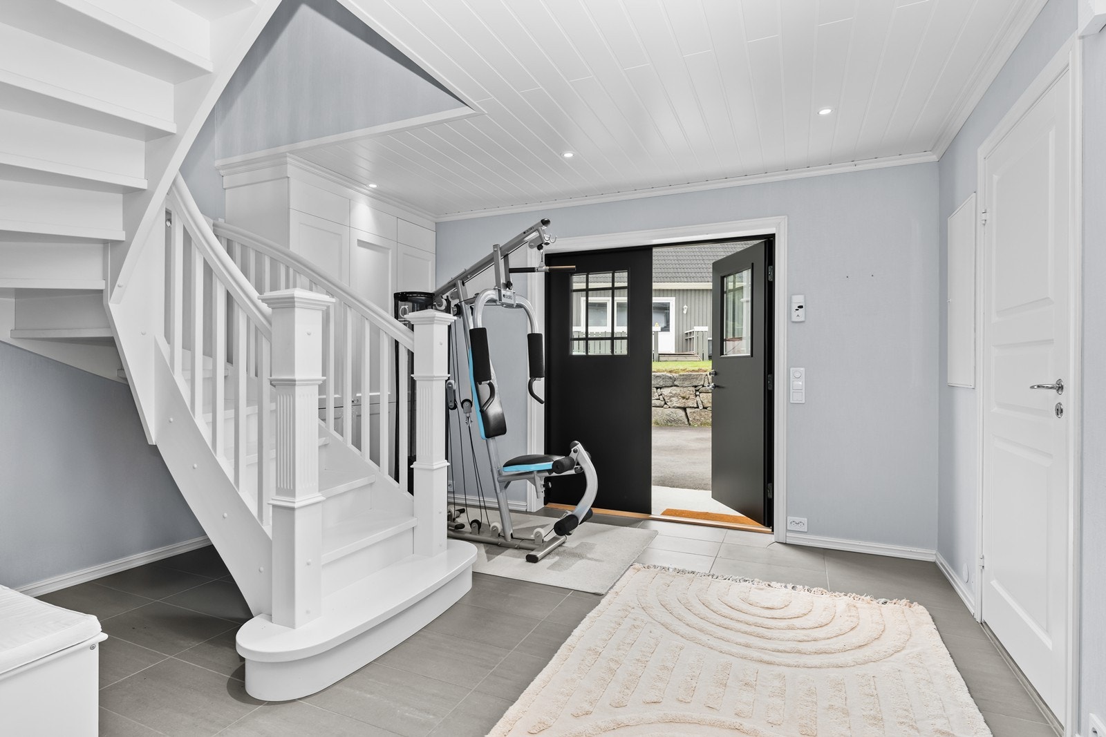 Gang har lekker garderobe fra Strai samt trapp opp til 2 etasje Galleribilde