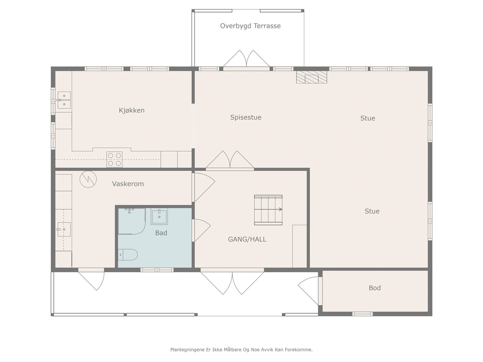 Omvisninger starter i hovedetasjen som byr på stor stue med spisestue. Flott kjøkken, gang, praktisk vaskerom og bad. Galleribilde