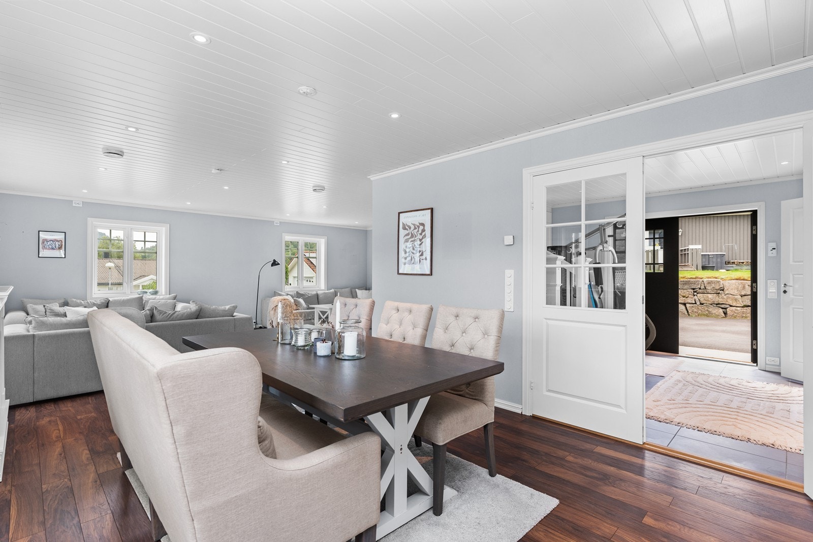 Det er downlights i tak, vegger malt i en delikat fargetone og gode møbleringsmuligheter. Galleribilde