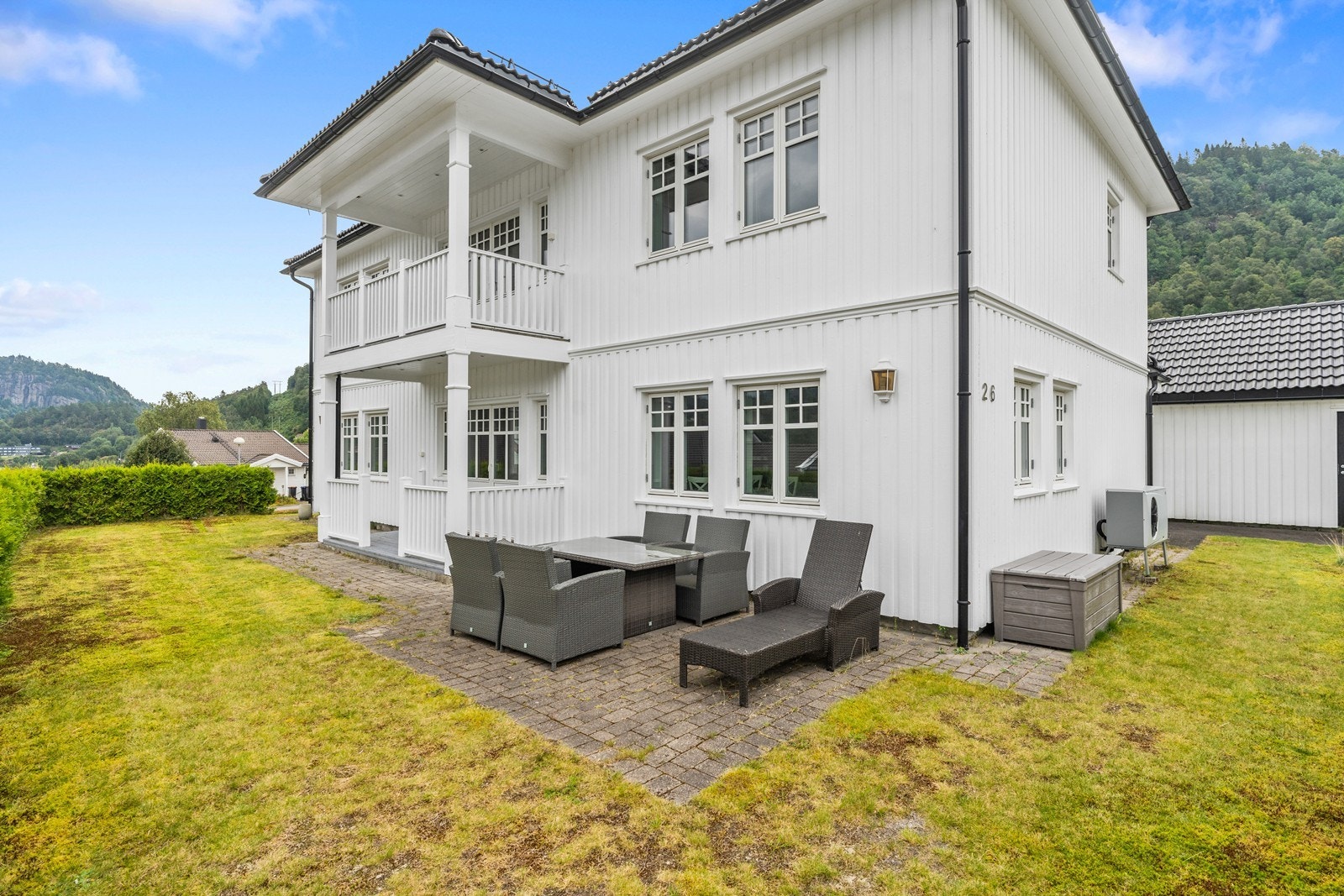 Veranda/ uteområde med belegningsstein, her er også muligheter for å bygge stor terrasse om ønskelig Galleribilde