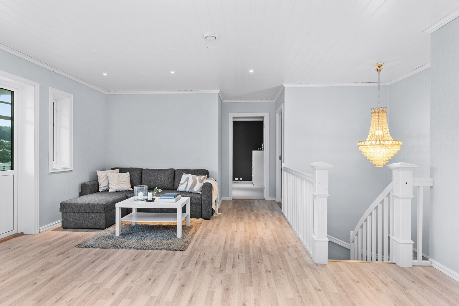 Romslig loftstue med plass til sittegruppe. Dører ut til overbygd balkong Galleribilde