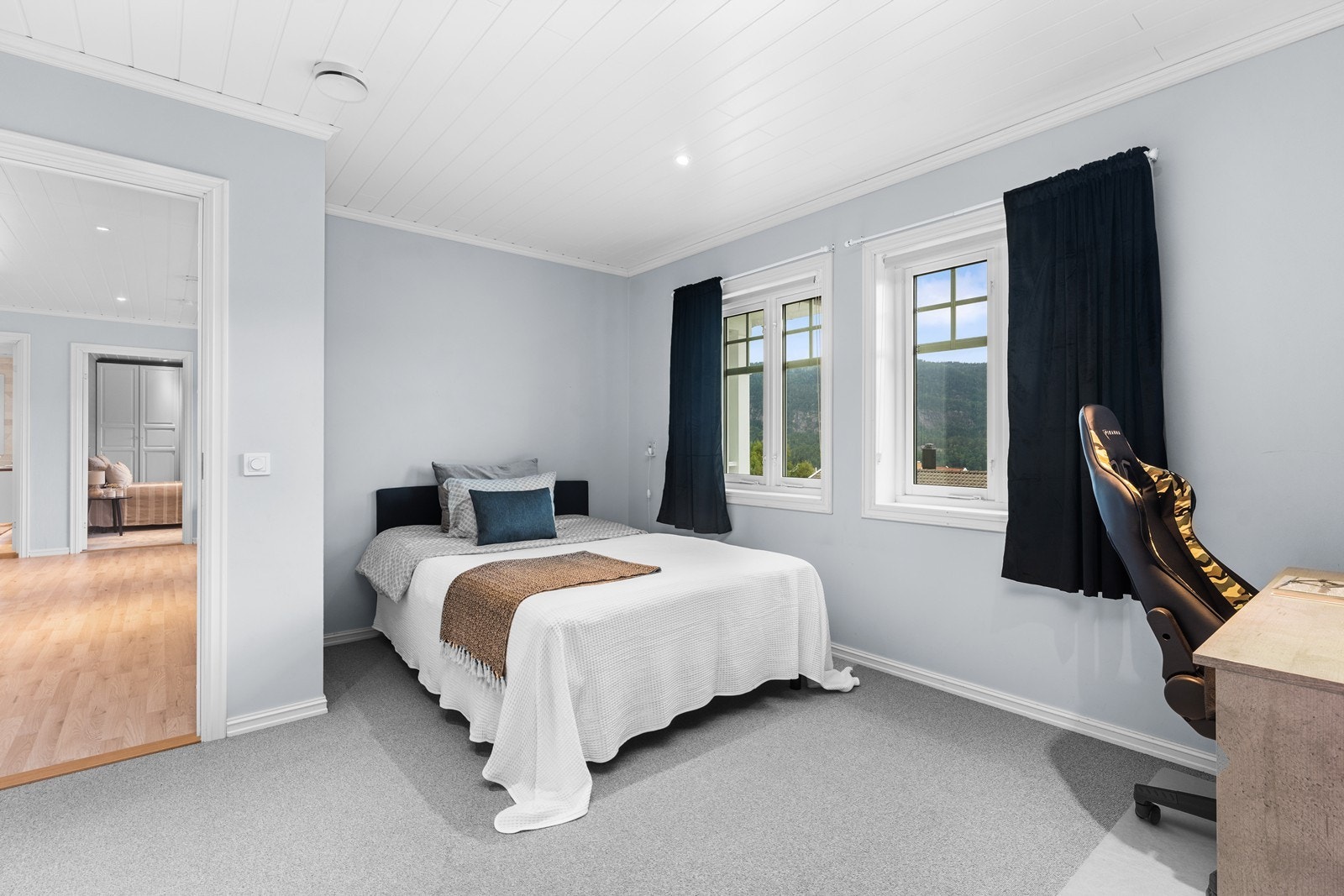 Soverom 1 med lunt teppe på gulv og downlights i tak Galleribilde