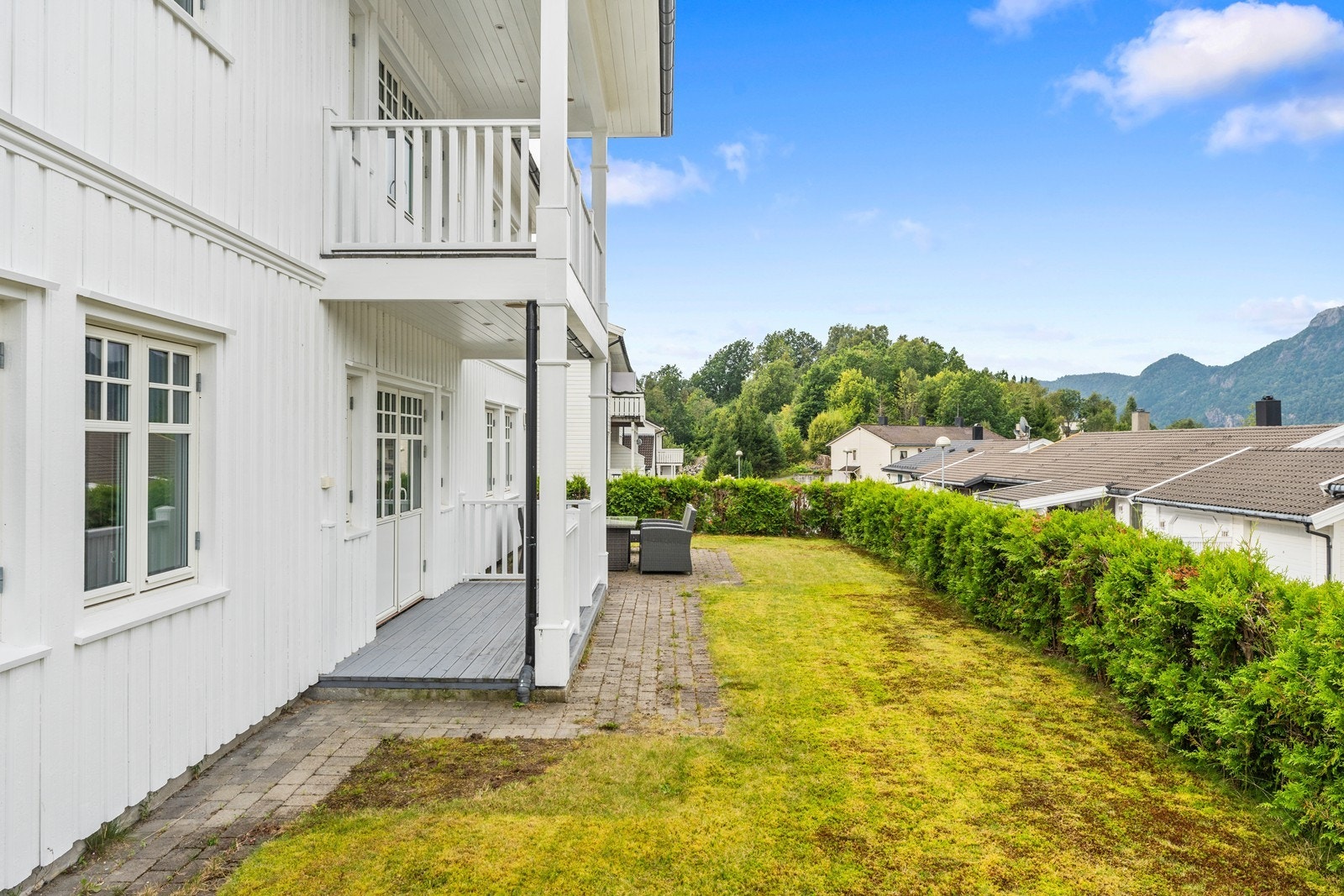 Boligen har blitt leid ut de siste årene - plen og hage har derfor behov for noe omsorg Galleribilde