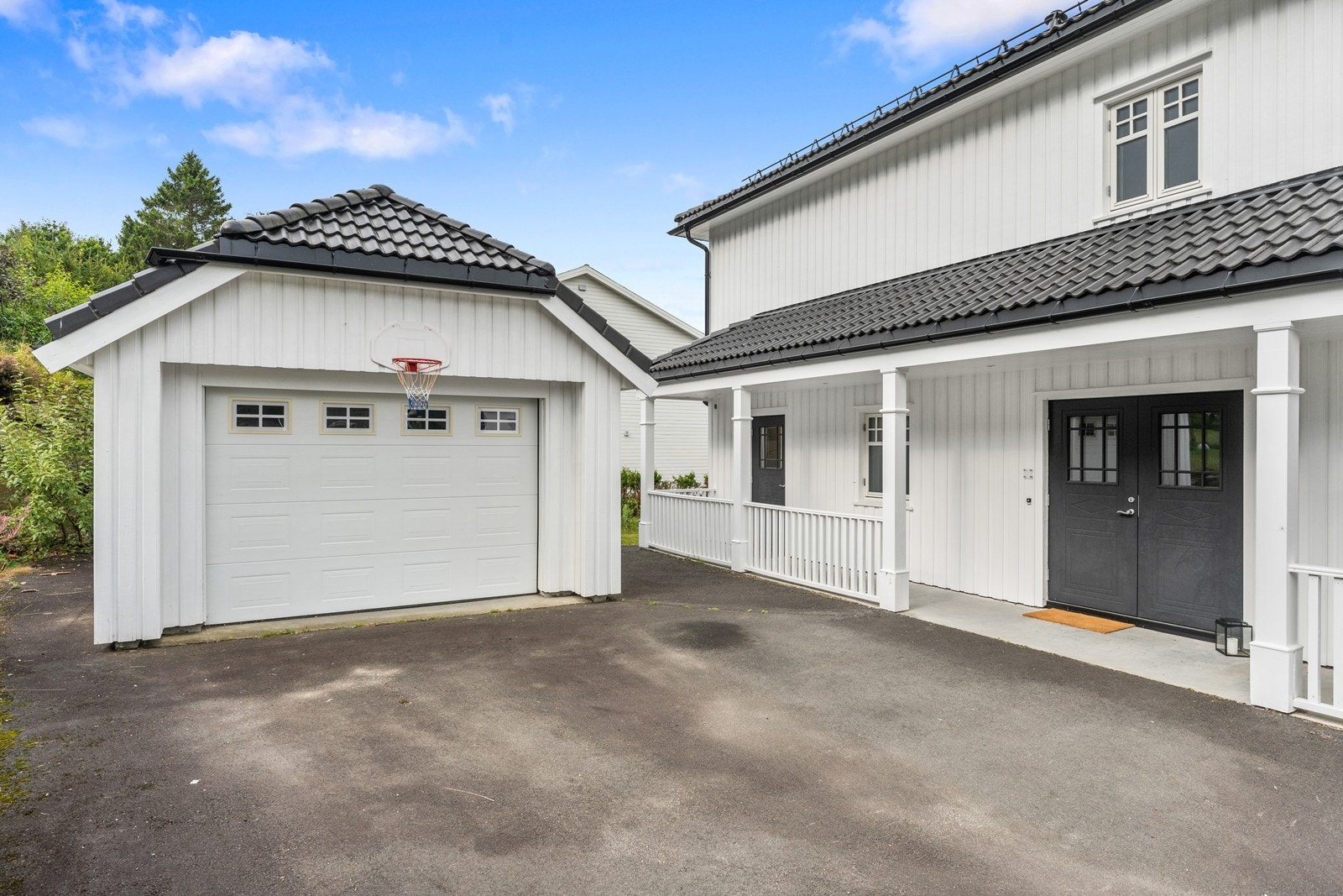 En herskapelig bolig med solrik beliggenhet i veletablert felt Galleribilde