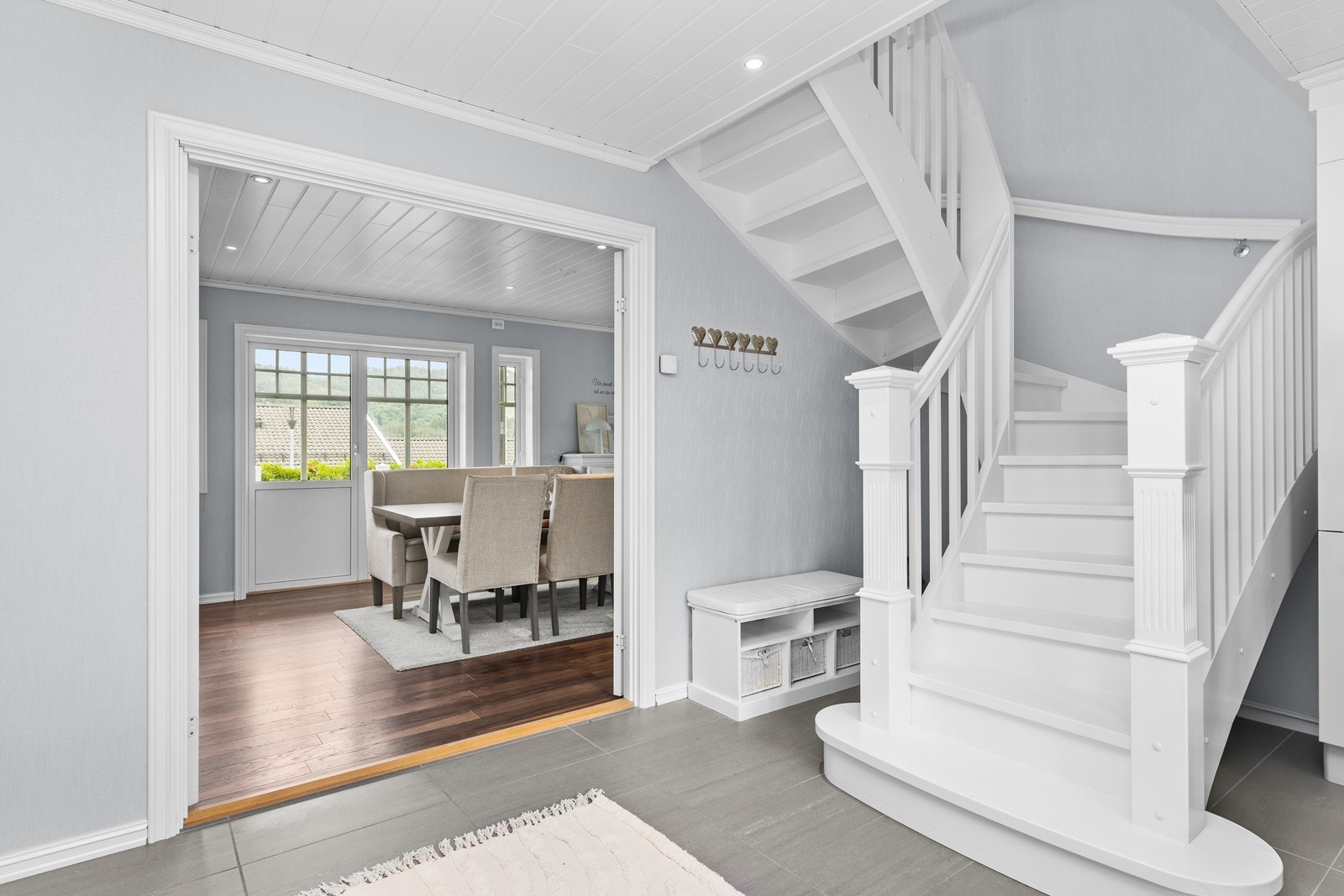 Flott flislagt gang med downlights i tak. Doble dører inn til stue Galleribilde