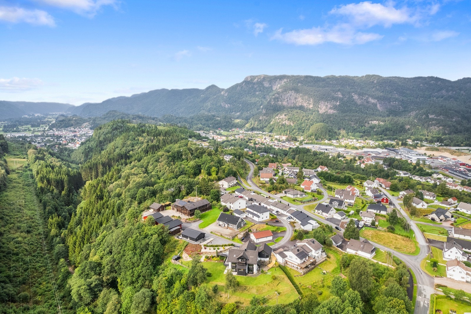 Boligen ligger øverst i feltet - dette er et barnevennlig og attraktivt byggefelt med fine turstier like ved Galleribilde