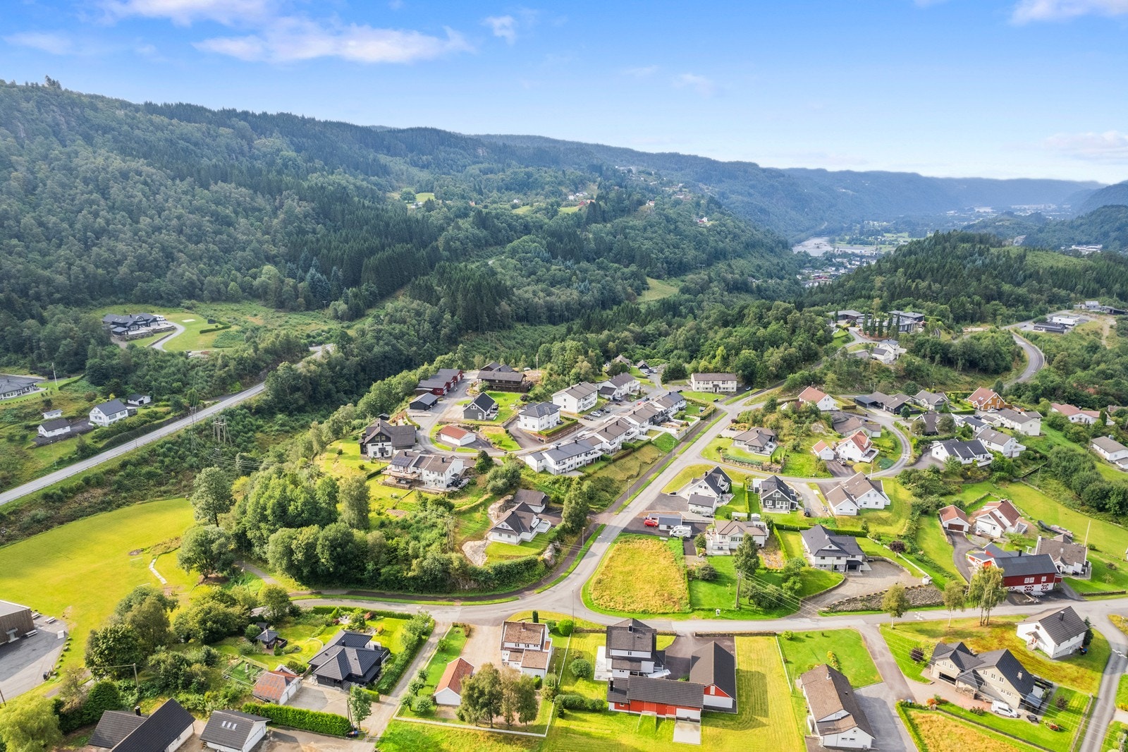 Det er kort vei til sentrum samt gåavstand gjennom helldalen til skoler og barnehage Galleribilde