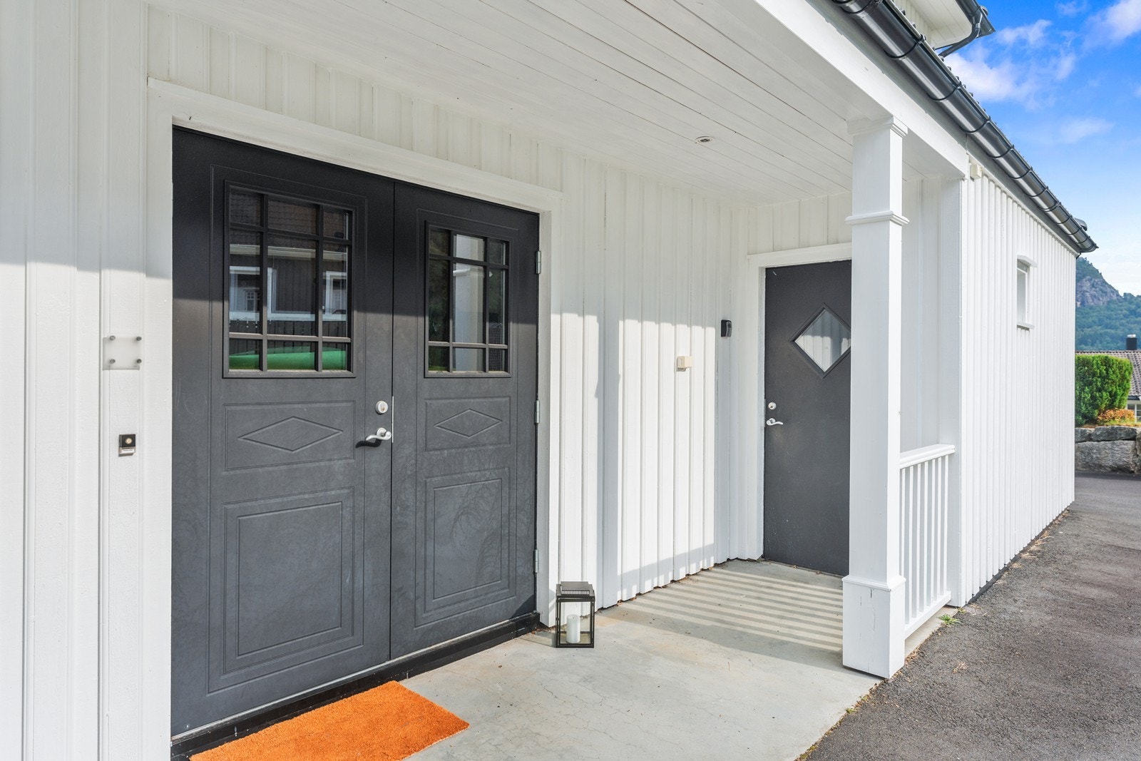 Inngangsparti har doble dører og utvendig bod like ved. På motsatt side av inngang er også grovinngang som tar deg direkte til vaskerommet Galleribilde