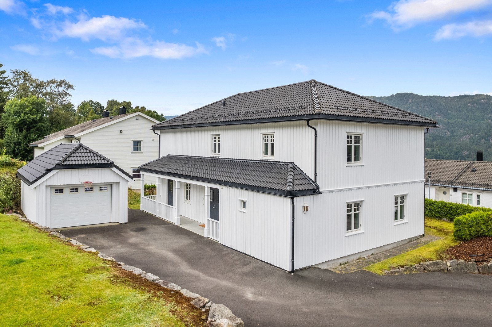 Medfølger enkel garasje og tun med gode parkeringsmuligheter. Utvendig bod ved inngangsparti Galleribilde