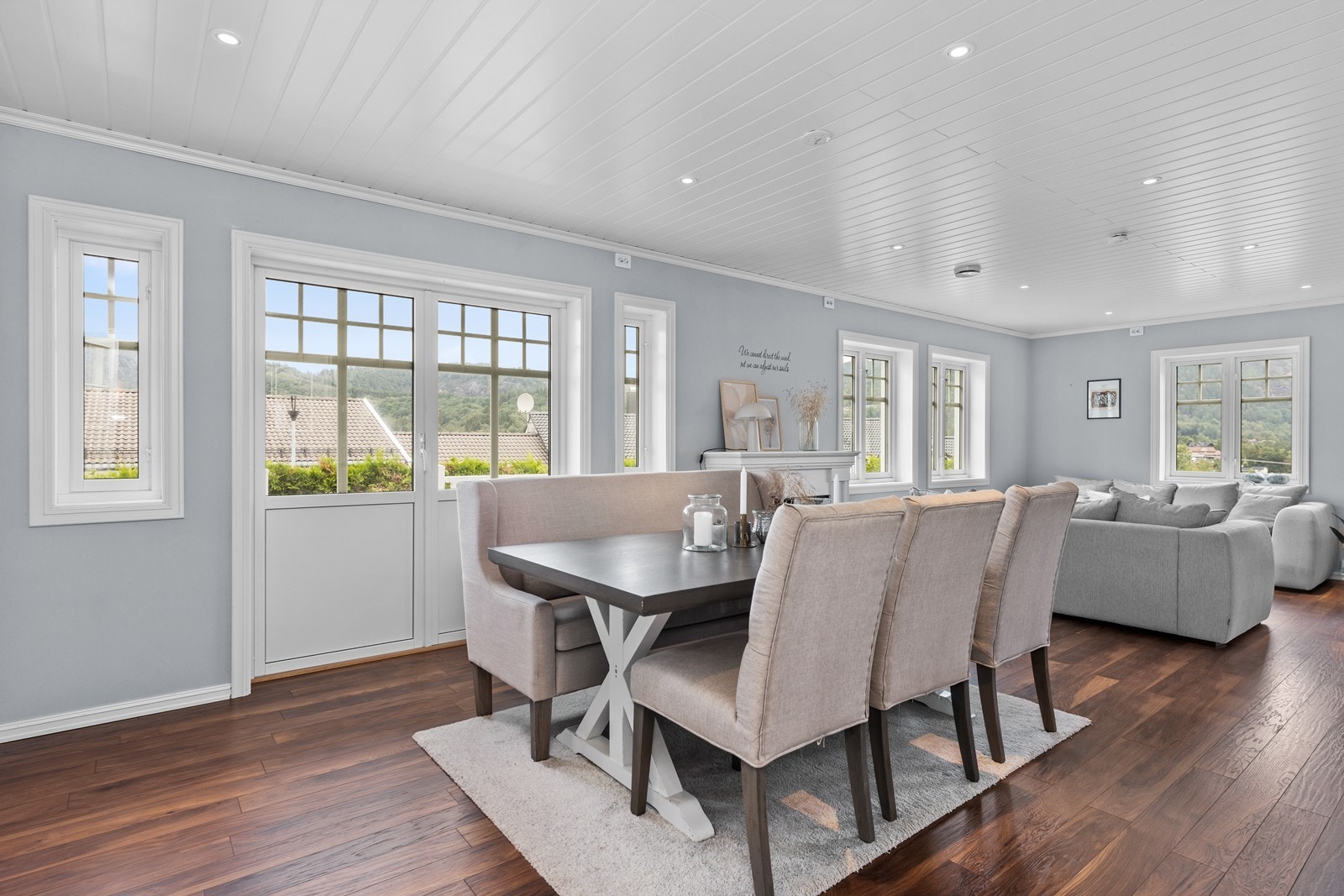 Hovedetasjen har en god og luftig atmosfære mellom stue, hall og kjøkken. Galleribilde