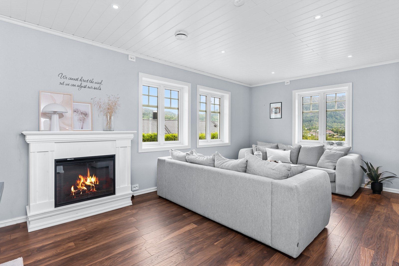 Stua har elektrisk peis som gir en lun og god atmosfære i rommet Galleribilde